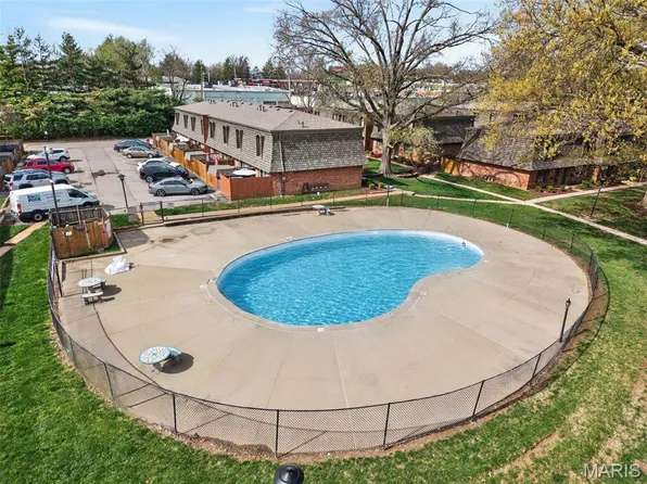 4262 Eiffel Dr, Saint Louis, MO 63125