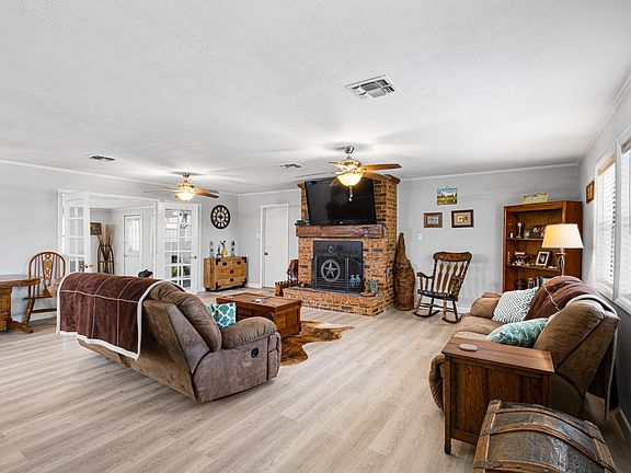 4th image of 818 Country Club Rd