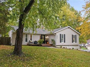 9902 NW Hampton Woods Dr, Parkville, MO 64152