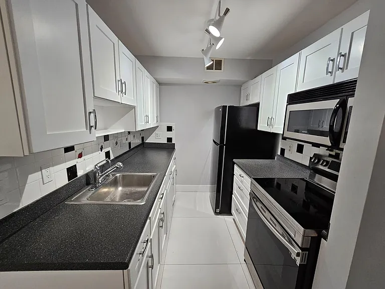 2148 Sherwood Forest Blvd #4 — Photo 6
