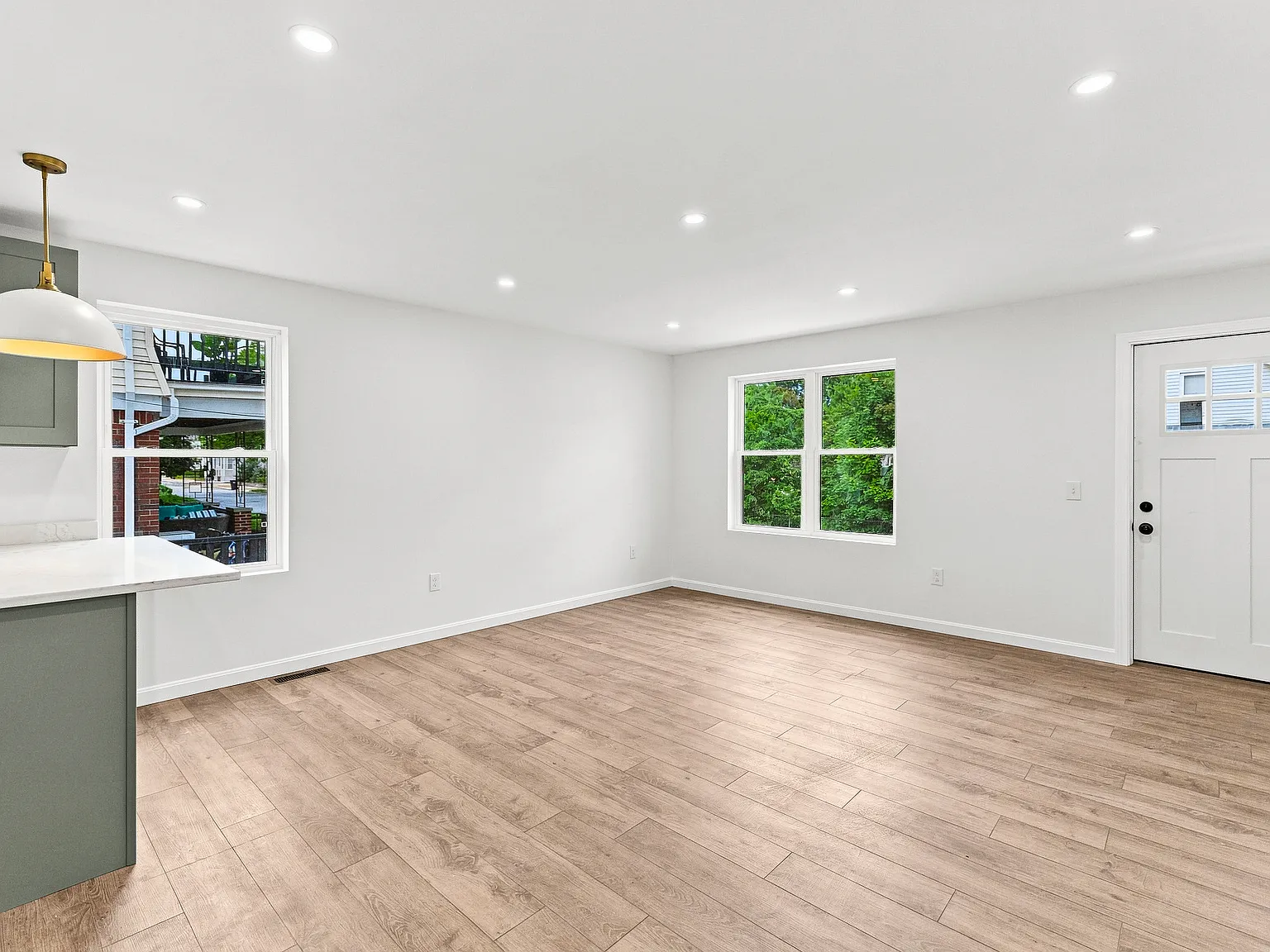 3 bed, 1100 sqft, $2,500 — Photo 4