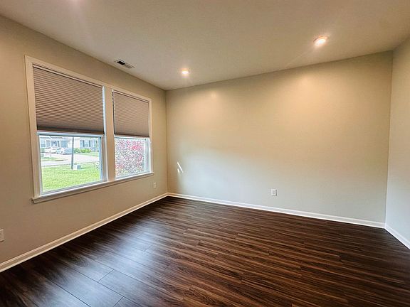 4th image of 546 Williamsburg Dr