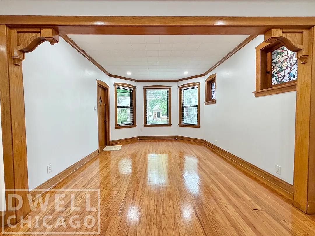 Building Photo - 3322 N Hamlin Ave #1
