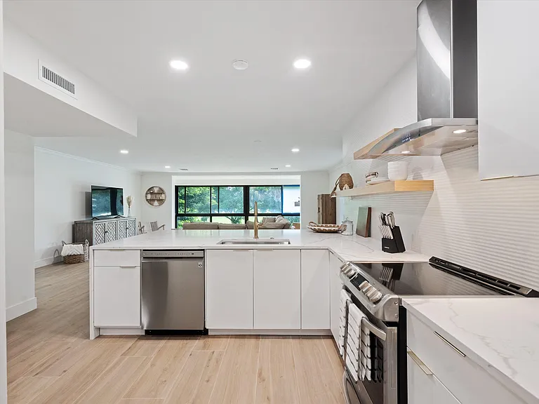 2810 Polo Island Dr #C203 — Photo 8