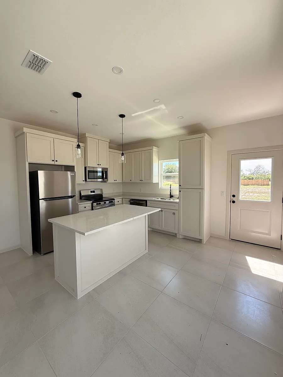 Building Photo - 2108 E Elliana St #2