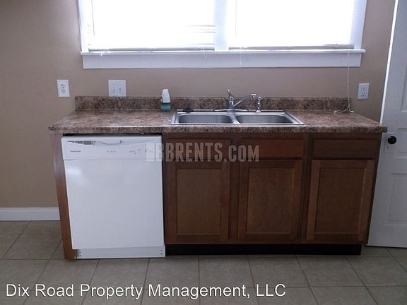 4th image of 906 Crawford St