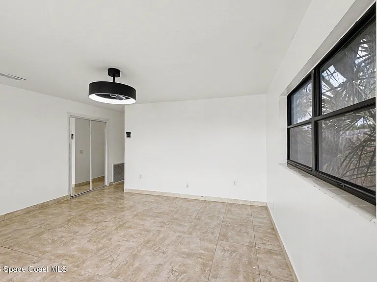 2292 Lakeview Dr — Photo 2