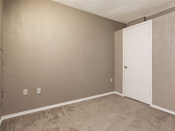 5th image of 111 Larchwood Dr