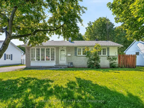 104 Oriole Ave, Ottawa, ON K2L 1E7