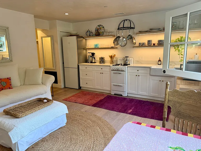 1703 Chapala St #B — Photo 9