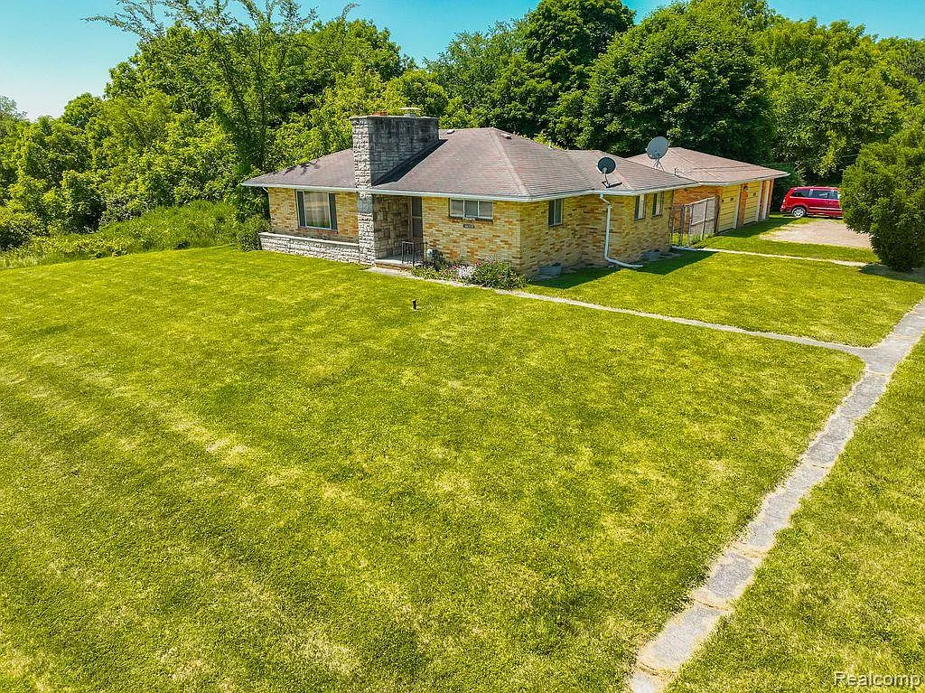 1224 S Lapeer Rd photo 1