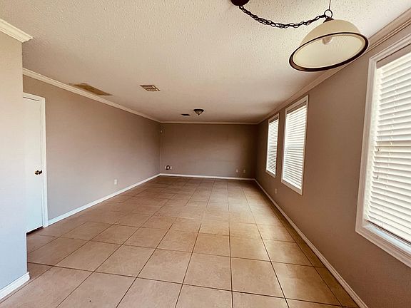 4th image of 909 Willow Tree Dr