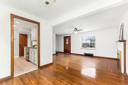5th image of 149 E Jeffrey Pl
