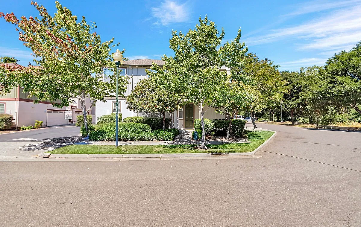 4312 Streamside Dr — Photo 2