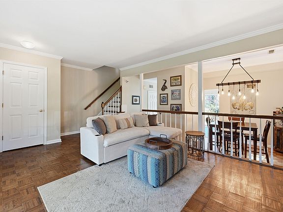 4th image of 943 Huntwood Ln