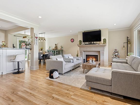 5th image of 2435 Rideau St