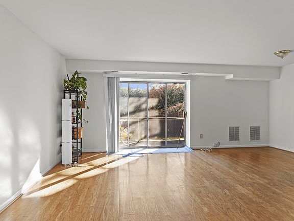 3rd image of 1931 N Cleveland St APT 213