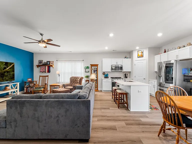 203 Glick Way — Photo 3