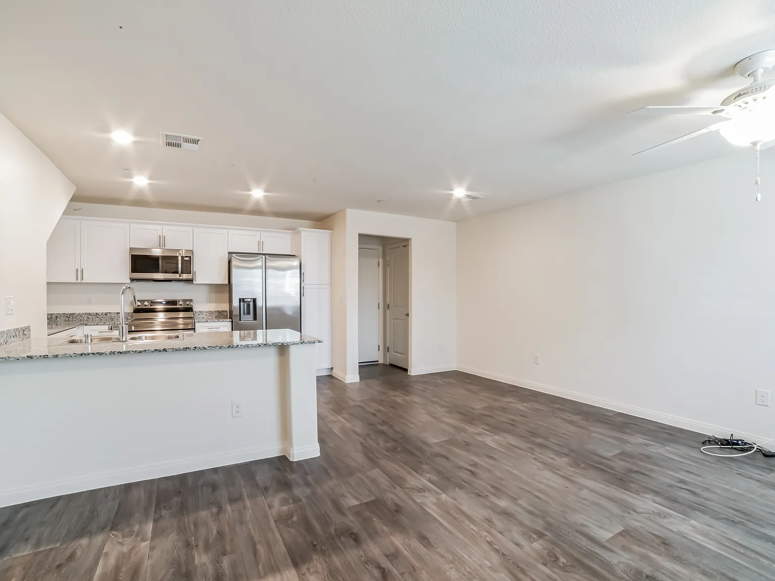 3 bed, 2.5 bath, 1352 sqft, $2,000 — Photo 3