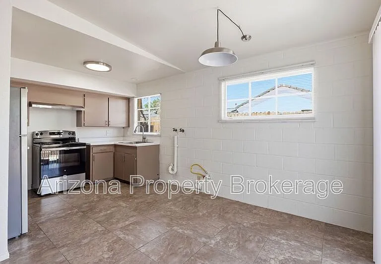 450 W 6th St #A — Photo 8