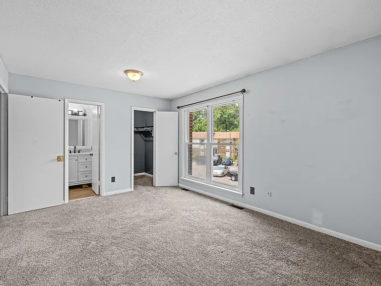 5021 Clairmont Ct — Photo 4