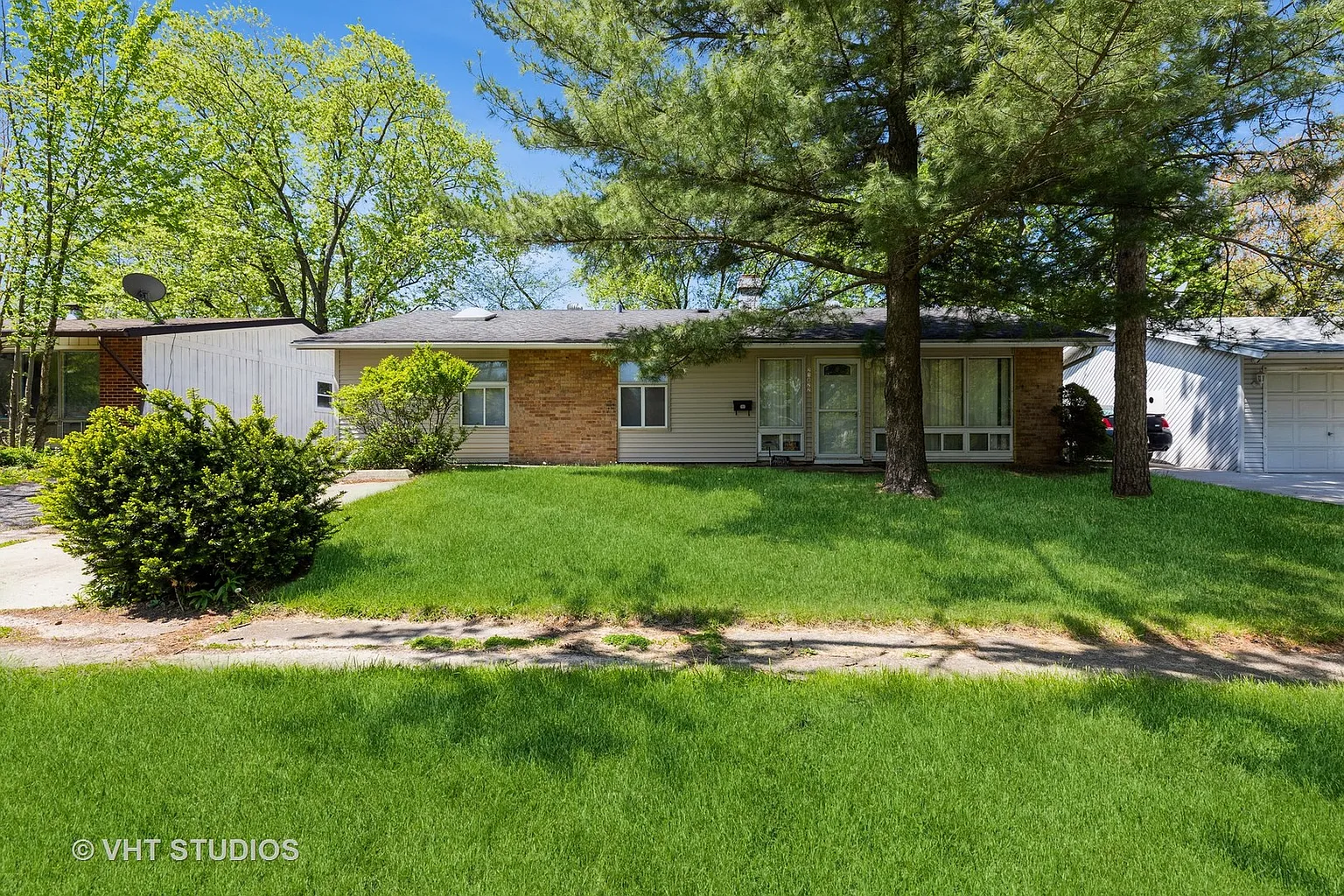 21822 Merrill Ave photo 1
