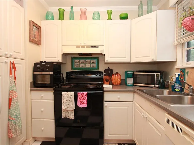 415 E Gore St — Photo 11