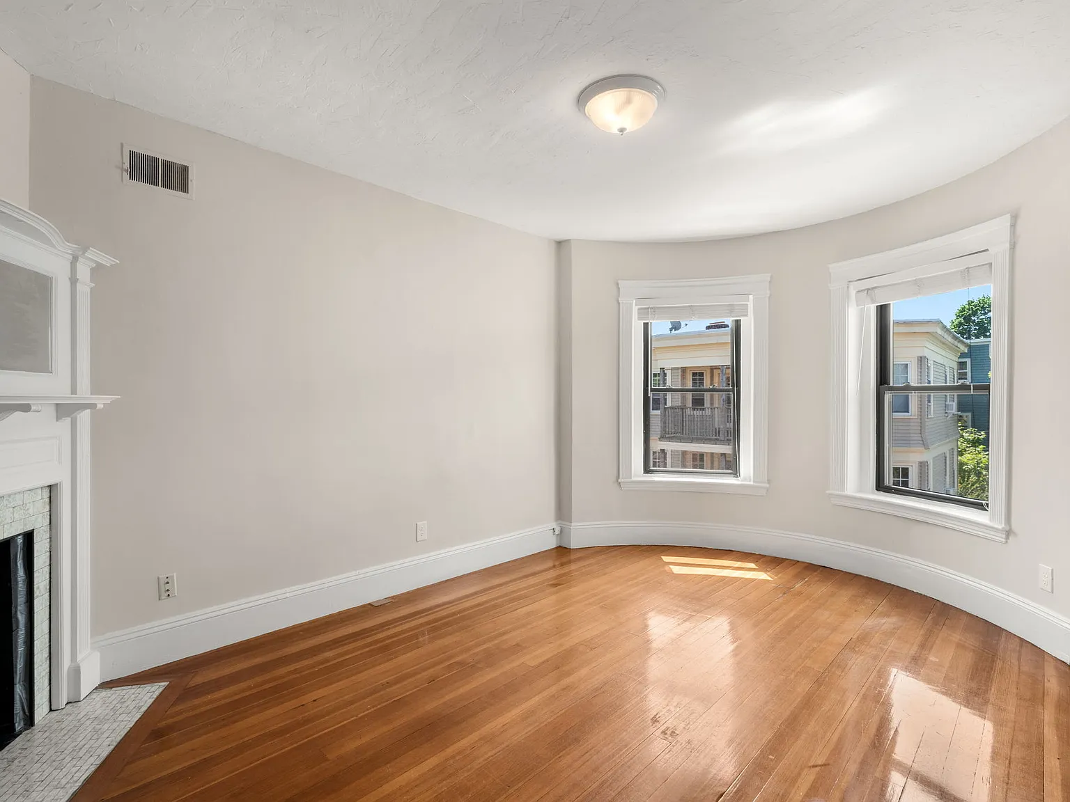 3 bed, 1200 sqft, $3,300 — Photo 1
