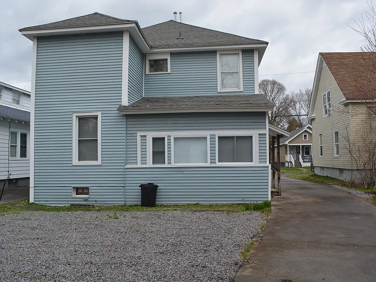 225 Thieme Pl — Photo 1