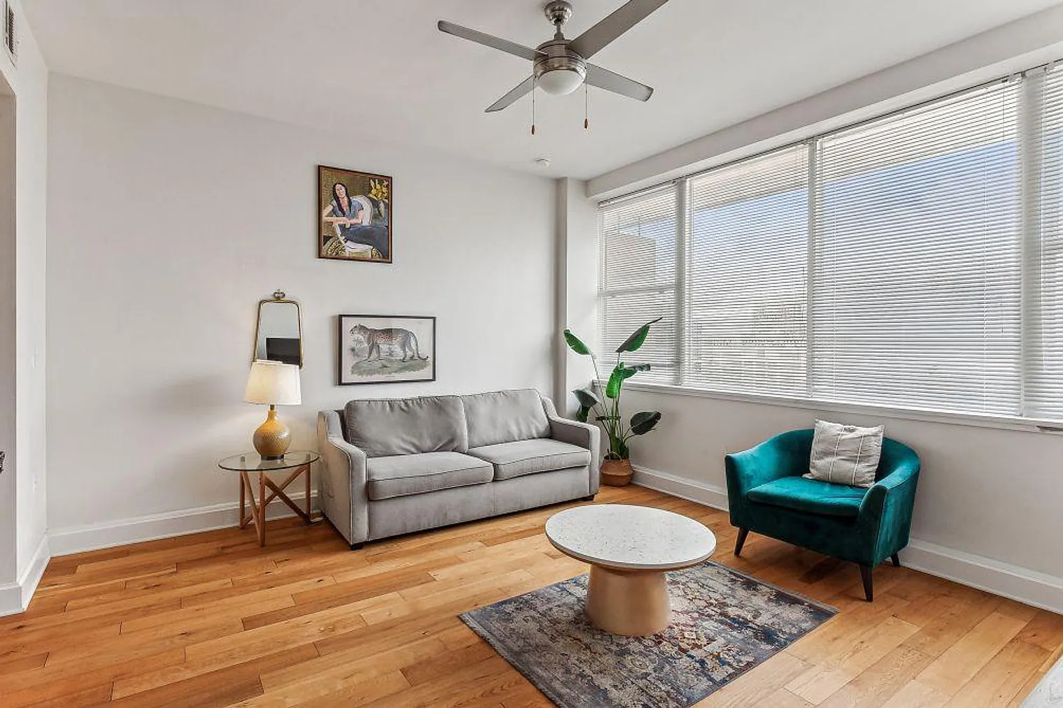 1 bed, 1.0 bath, 721 sqft, $4,287 — Photo 2