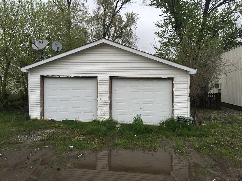 2nd image of 1910 Breese Ave
