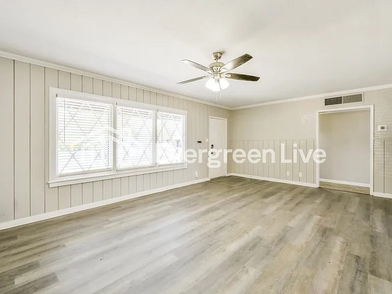 442 W Detroit St — Photo 2