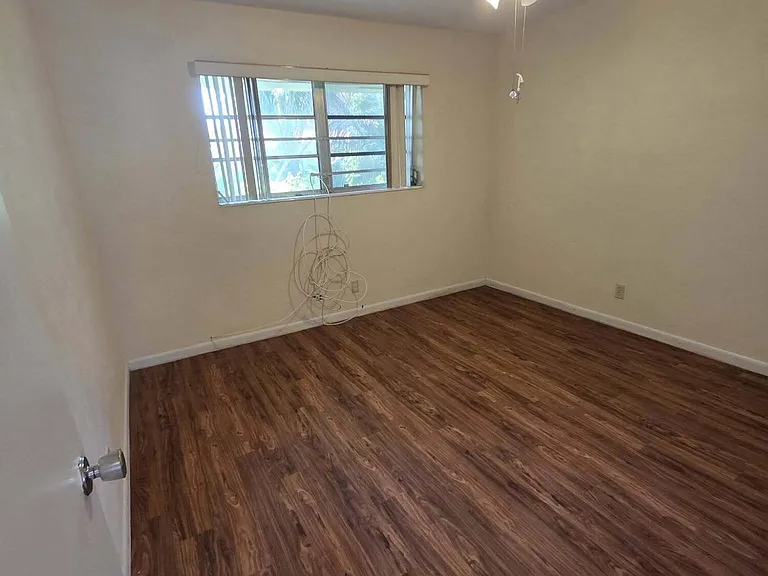 205 SE 7th St — Photo 10