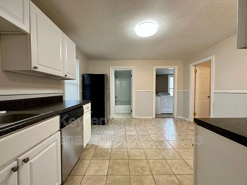 2 bed, 1.0 bath, 806 sqft, $1,300 — Photo 4