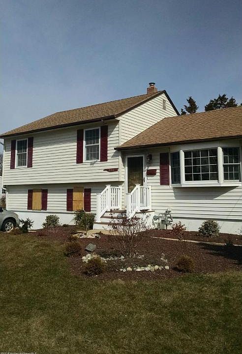 2nd image of 916 Lake Ave