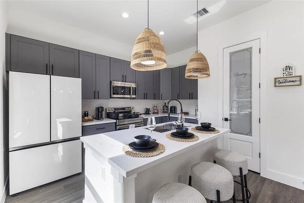 3 bed, 2.5 bath, 2535 sqft, $2,400 — Photo 3