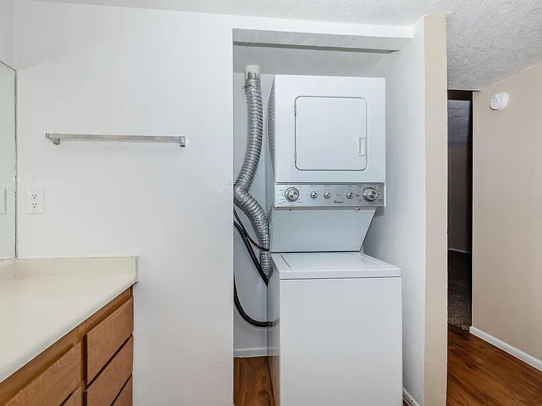 Broadway Proper Apartment ** One Month Free**W/D Included — Photo 21