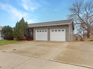 829 N 35th St, New Town, ND 58501