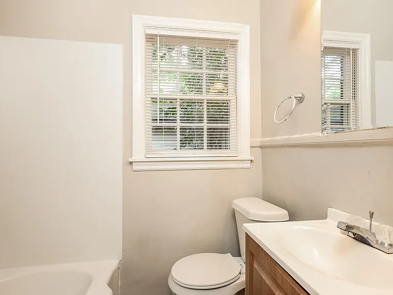 673855_029_bathroom_12909187.jpg