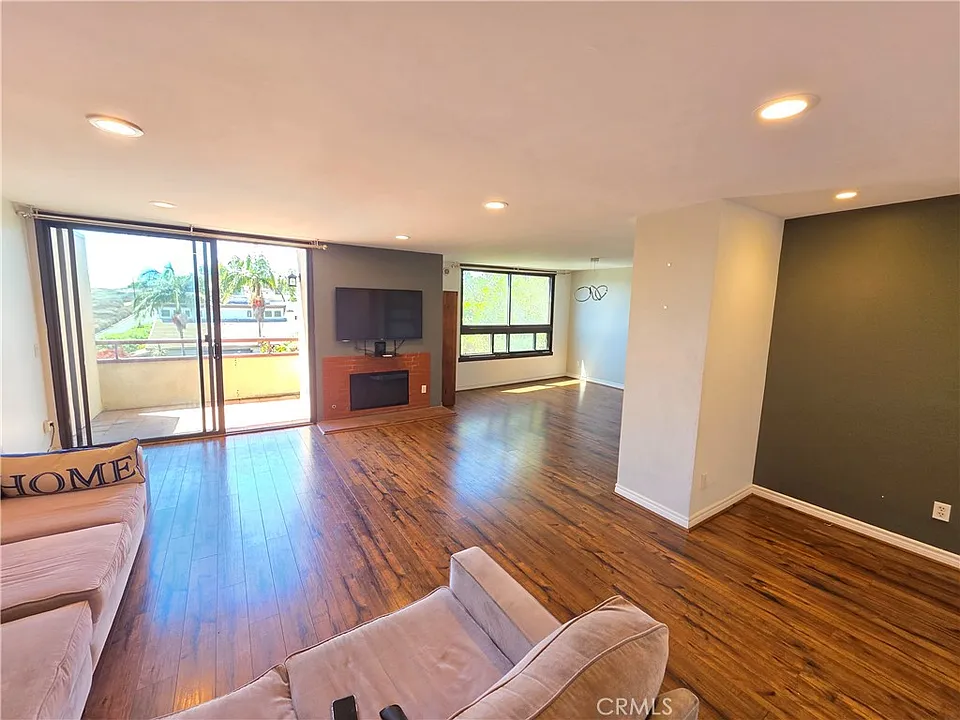 8828 Pershing Dr