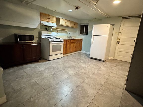 4th image of 4844 W Barry Ave #G