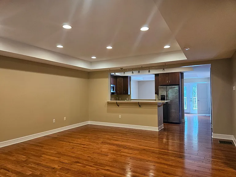680 Oakwood Ave #G — Photo 2