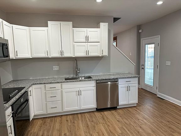 4th image of 2827 Astoria Ave