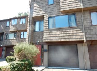 118 Towne House Rd, Hamden, CT 06514