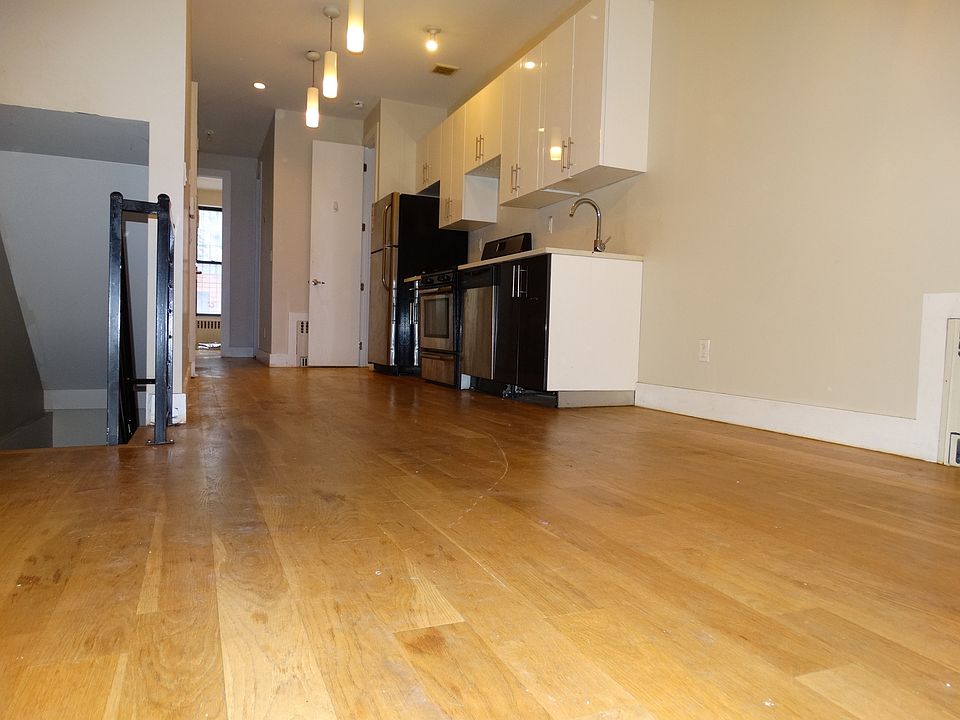 1st image of 330 Melrose St