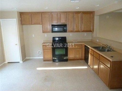 2nd image of 8011 Dutch Villas St