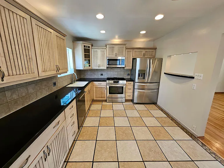 906 N Parish Pl — Photo 6