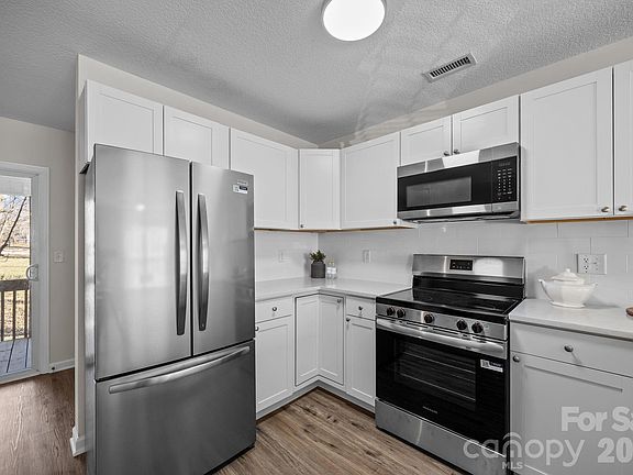 3rd image of 2 Meadow Glen Ct