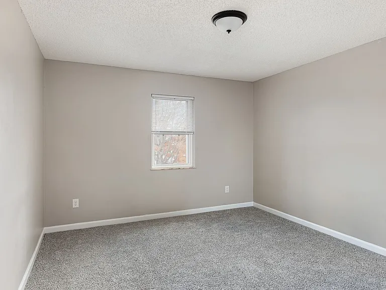 959 W 42nd Street — Photo 10