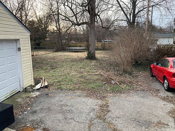 2nd image of 1702 N Hawthorne Ln